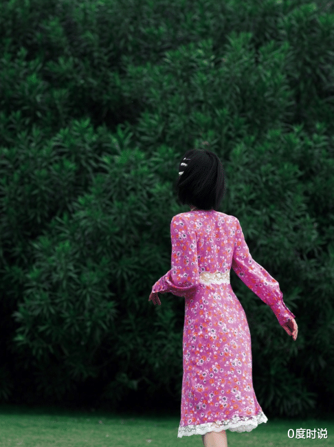 碎花裙■接发后的阚清子，晒短发造型表示怀念，粉色碎花裙太养眼