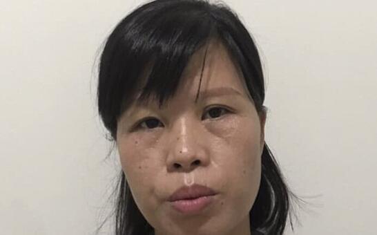 【】女子在菜地生娃后将其扔进沙坑，婴儿虽被救但23天后还是死亡