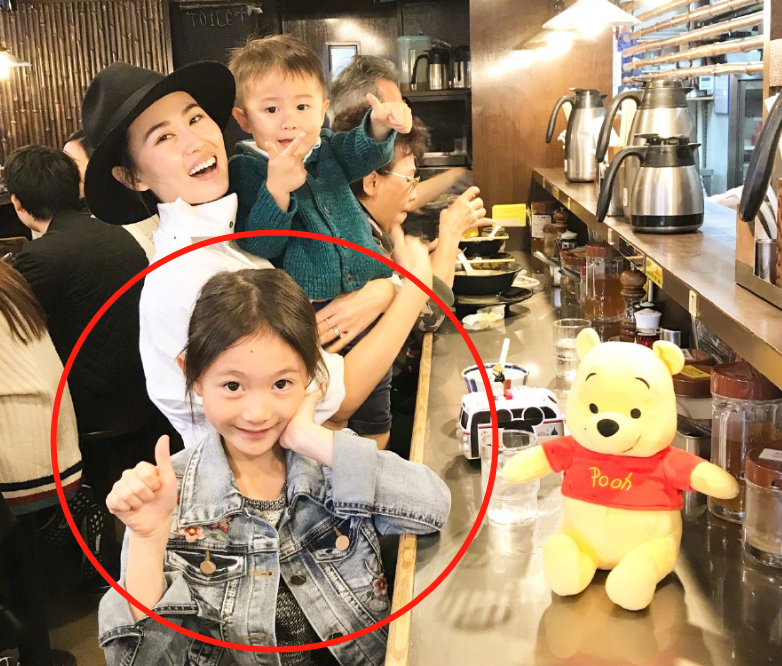 奥莉|李小鹏女儿奥莉长开了，五官长相神似妈妈，“高级脸”我爱了