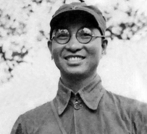 陈赓|陈赓当选中央候补委员，拍着主席的肩膀问：你说说什么叫候补