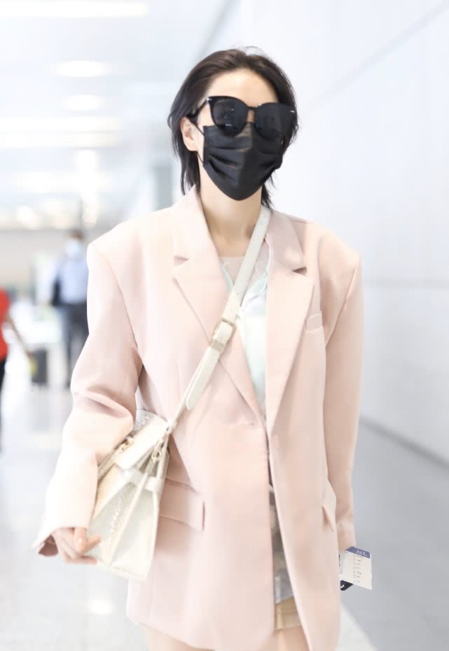 张馨予■张馨予不愧是军嫂！短发造型很帅气，穿粉色西装美腿是\最佳配饰\