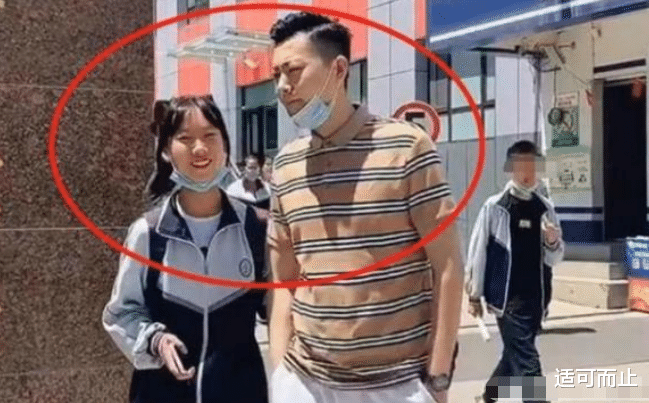 |全网最年轻爸爸接孩子放学火了，当看到妻子，网友：你这基因浪费了！