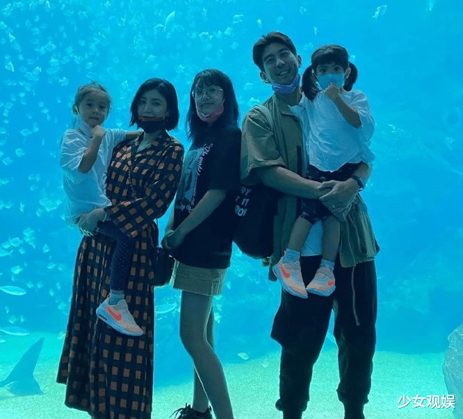 贾静雯|贾静雯一家五口旅游照被传，咘咘很可爱，我却在关注小女儿长相