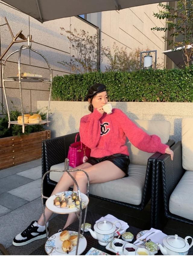 「香奈儿」女版王思聪！31岁富婆一件衣服100万，遍地土味奢侈品就像摆地摊