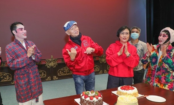 何佩瑜|闻西你变了吗？70岁家英哥“偷食”同戏女主角趁汪阿姐不注意玩“忘年恋”？