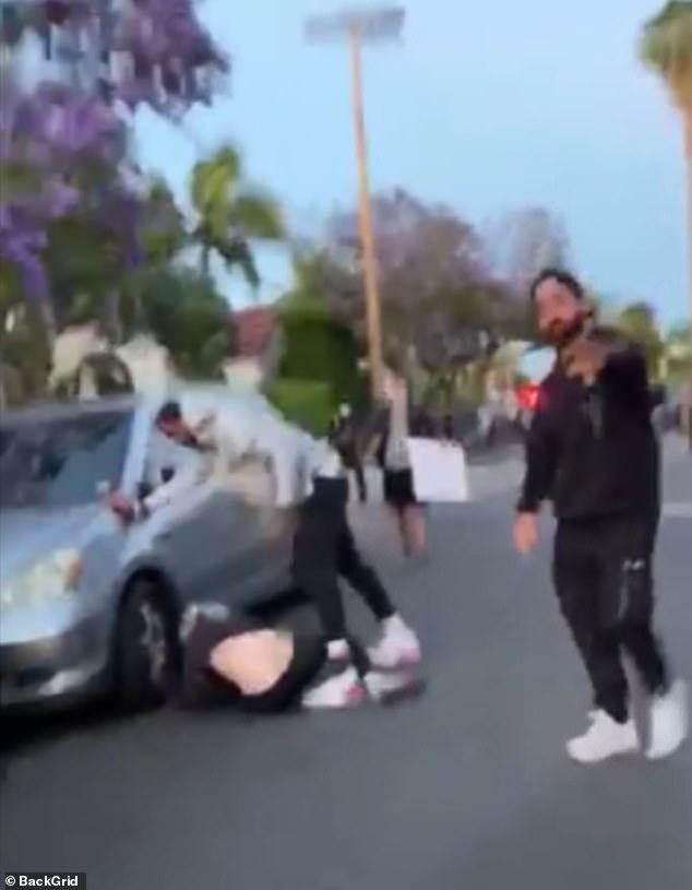 苹果▲前NBA黑人球星街头抗议，狂揍白人抗议者，拳打脚踢场面超激烈