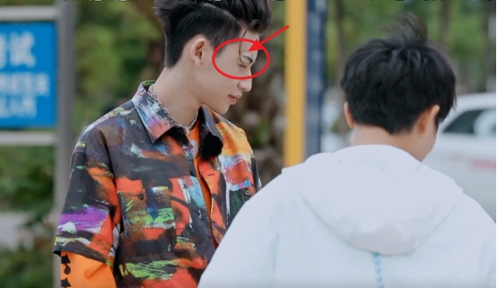 王琳凯|真人秀导演不让打眉钉，看到小鬼王琳凯的遮挡技巧后，太机智了