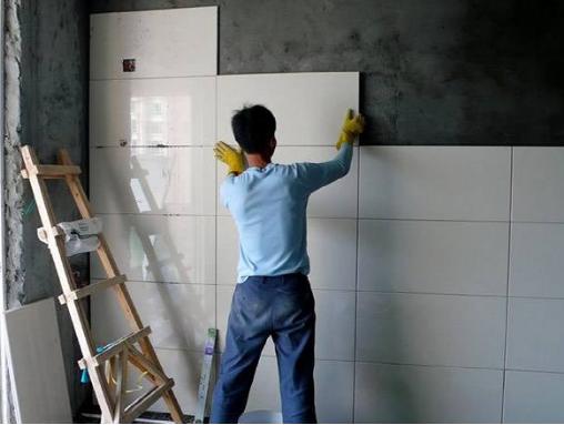 『』若是工人这样贴瓷砖，你立马叫停，太不专业了