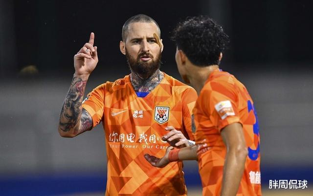 山东鲁能|王竞3次争议判罚！鲁能暴雨中2球完胜深足，刘彬彬千里走单骑