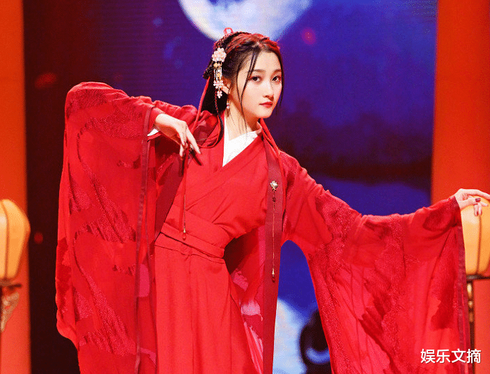 关晓彤@贾玲叫沈腾把手放关晓彤腰上,谁注意沈腾的动作?素养是装不出的