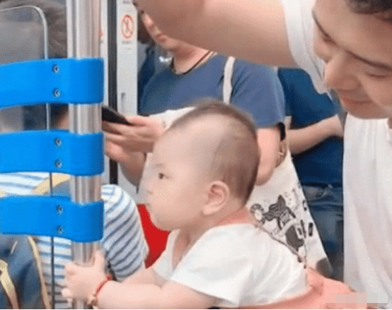 萌娃跟“不靠谱奶爸”坐地铁，求生欲超强，动作表情萌化一众老阿姨