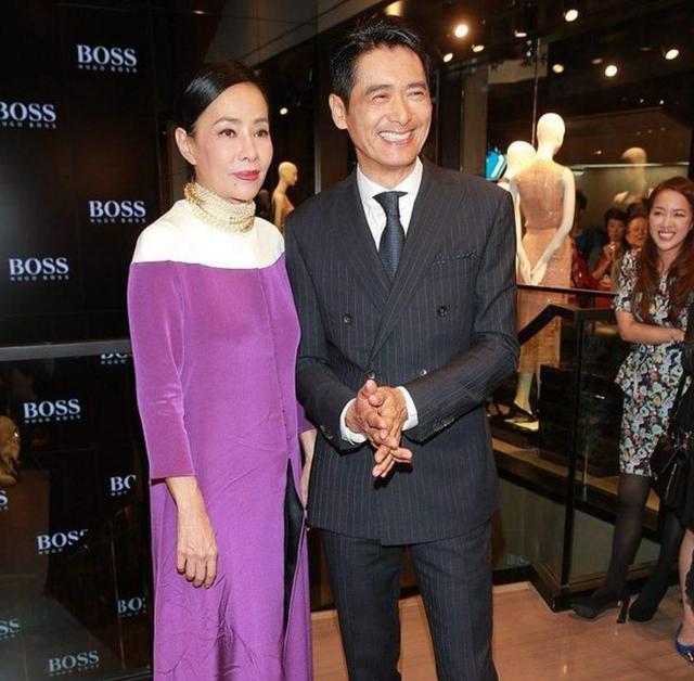 『周润发』周润发：我虽然65岁了，但我的老婆还很漂亮，穿一身紫衣尽显优雅