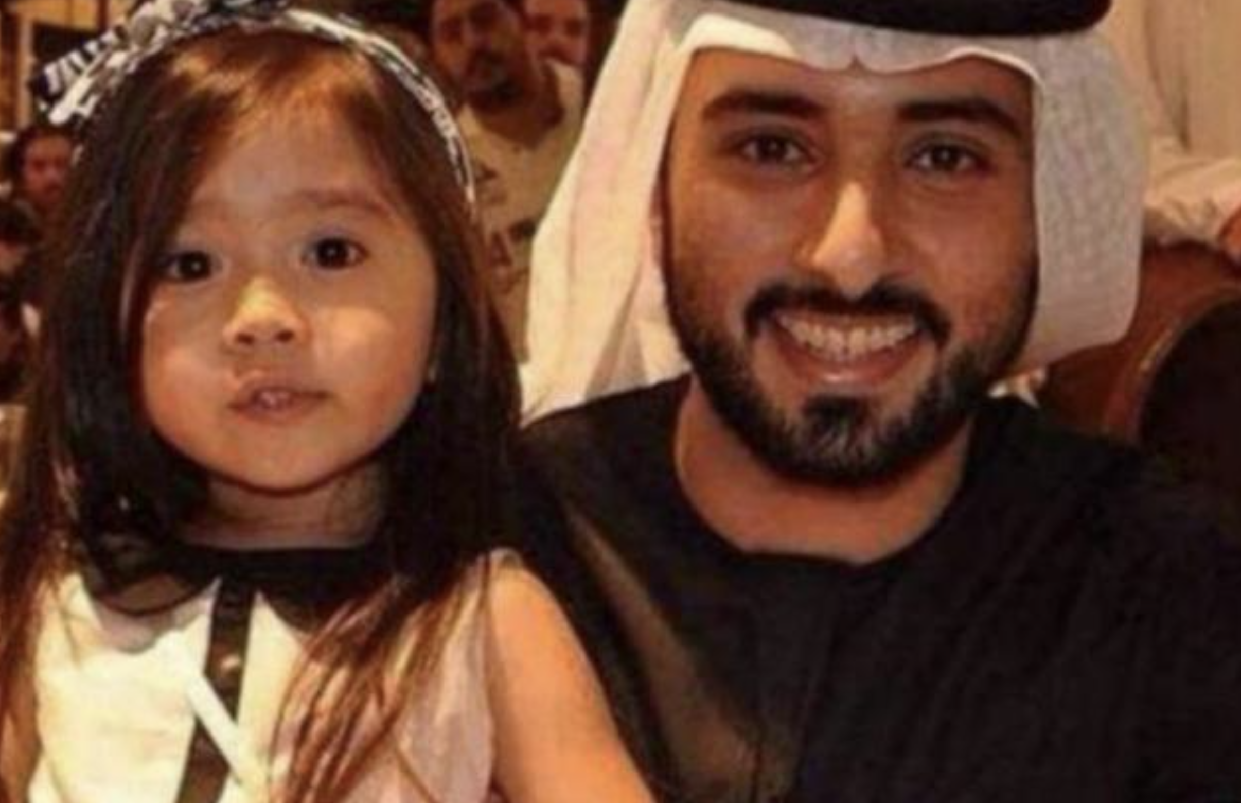 迪拜|因“太漂亮”被迪拜富豪收养，5岁进豪门，小女孩如今怎样了？