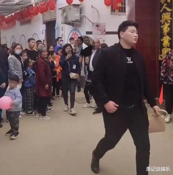 朱之文|大衣哥“百万儿媳”回娘家，亲家开豪车上门迎接，排面压过朱之文