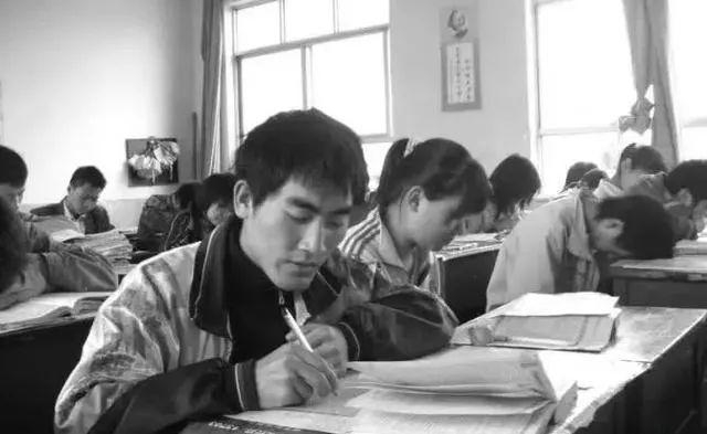 『山东省』12年前那个“千里背疯娘上大学”的男生，现在怎么样了？