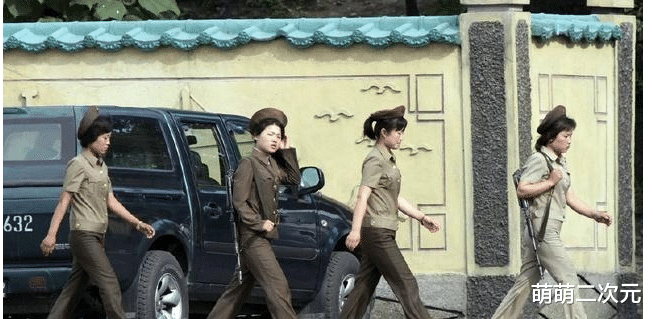 「朝鲜」实拍中朝边境的朝鲜女兵, 对对面的中国很好奇