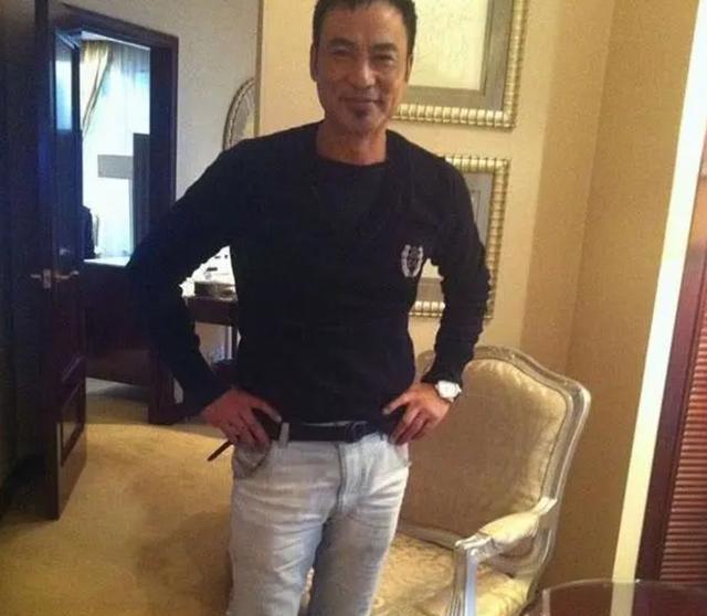 『』任达华晒出在香港的豪宅，都快70岁的人了，家里装修还这么时尚