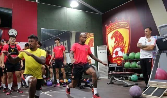 中国足协@中超可能在4月份重新开启，3队争夺冠军，3队在保级，鲁能或偷袭