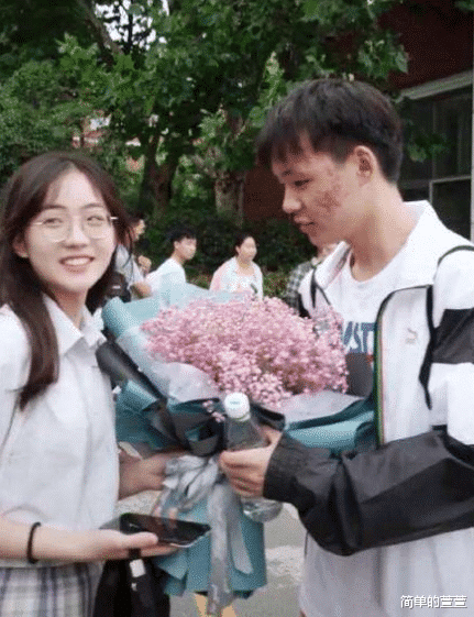 小姐姐|还在上高二！考场送花女孩火了，大量网红公司开价签约被拒！