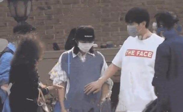 [张若昀]张若昀得女后发红包却遭拍摄记者直接曝出红包金额，网友：蛮大方了