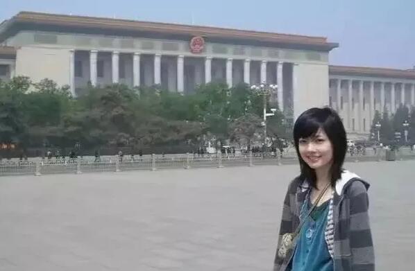 18歲的郭碧婷，穿著衛衣短褲白球鞋，站在天安門廣場的樣子好清純-圖4