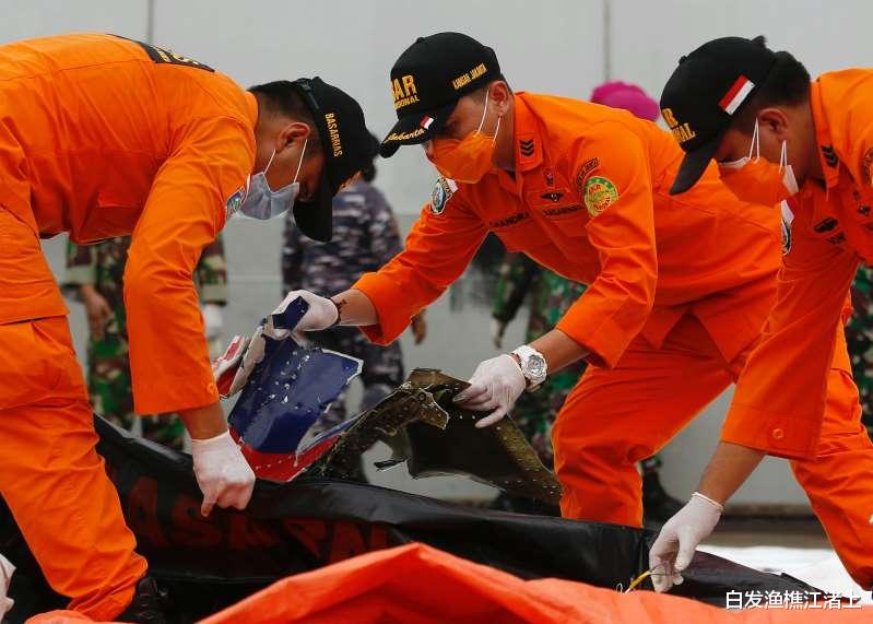 照片: 印尼飛機失事現場, 飛機殘骸和“人體殘肢”在從海上被拉起-圖5