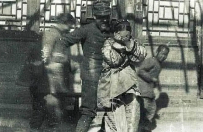 老照片@晚清老照片：八国联军街头搂少女，酷刑之下无人能坚持3小时