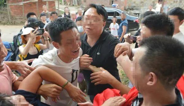 话晴空|张玉环自曝遭6天6夜逼供，被关监狱放狼狗咬，希望追究刑讯人员责任