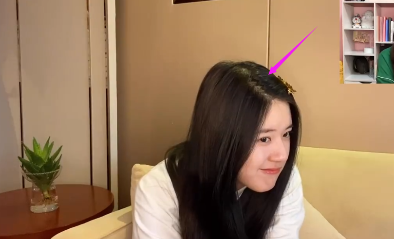 『赵露思』难怪赵露思头发看着多，看清她头发缝的细节，暗藏“小心机”
