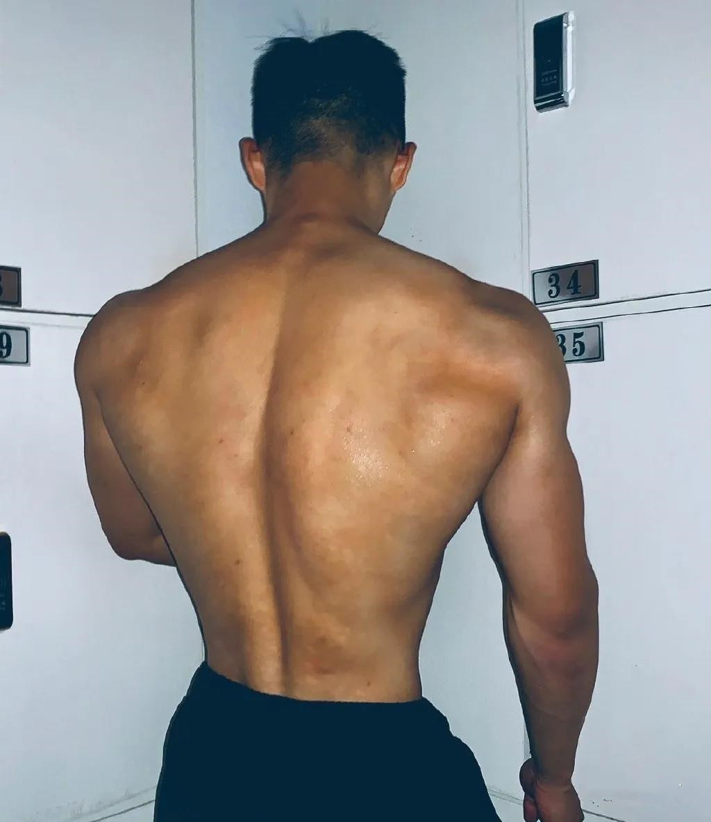 【睡眠】男人练背有多重要，一组图片告诉你，打造宽厚背部势在必得