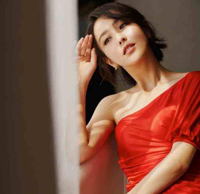 『发型』不同脸型都有适合的发型，长脸不适合高马尾，圆脸留丸子头超好看