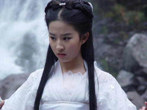 余少群▲这些剧组当年有多穷?小龙女武器是一次性手套,他们从来不换衣服!
