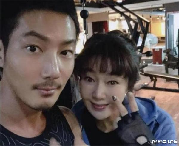 小微爸爸育儿课堂|“冻龄奶奶”走红，48岁却被误认为未婚少女，澄清：孙子都3岁了