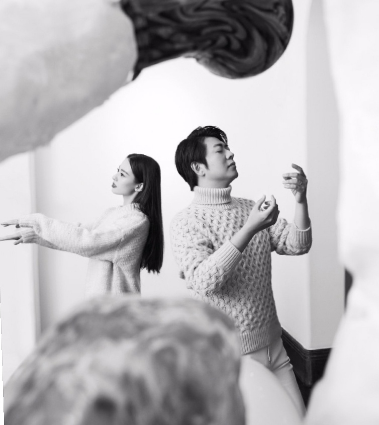 郎朗|朗朗夫妻钢琴大片太动人，吉娜身材比例完美，朗朗动情演奏