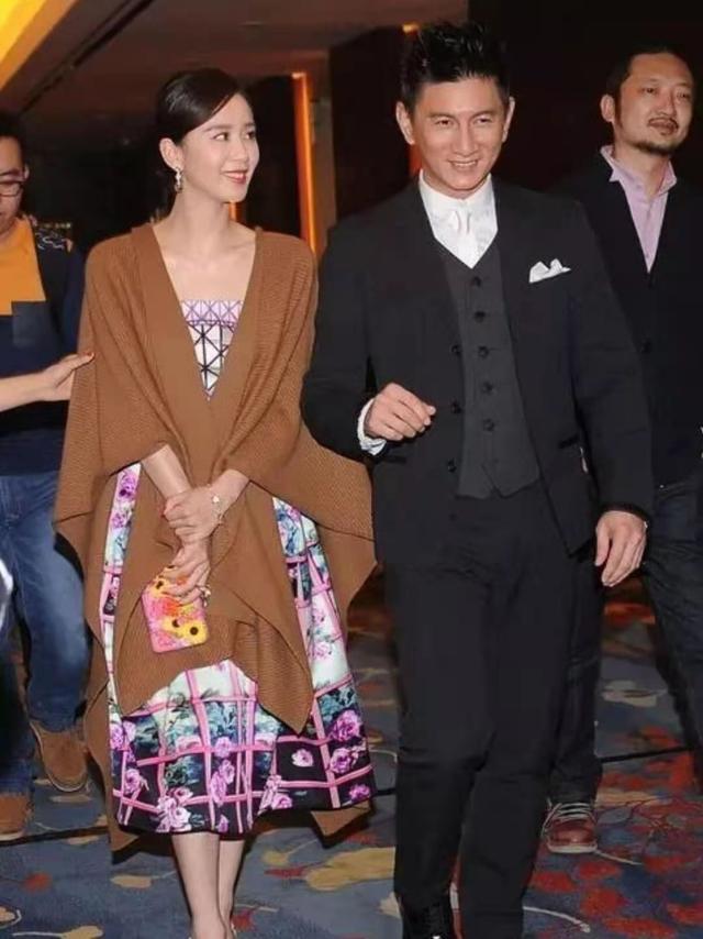 刘诗诗|刘诗诗好幸福！穿印花裙配披肩满是贵妇感，老公贴身相伴爱意足