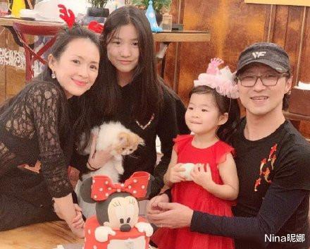 小苹果|章子怡晒小苹果夺冠视频，15岁穿露脐装热舞，170身材碾压后妈章子怡