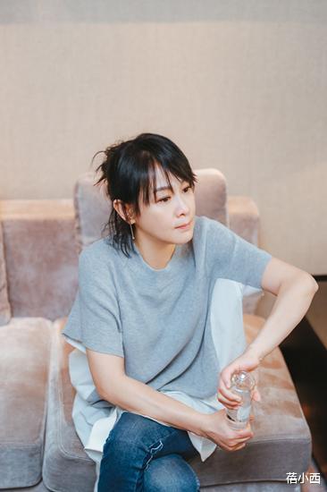 「衬衫」刘若英又穿宽松衬衫，配牛仔裤扎低马尾，随性的风格真有高级感