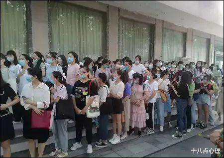 教师|教师体检现场,一百多个新进老师只发现一位男老师,带来两点反思