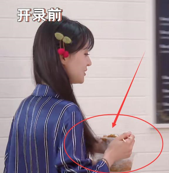 郑爽|郑爽录节目前吃盒饭填肚子，谁注意她碗里的分量？中了减肥的毒！