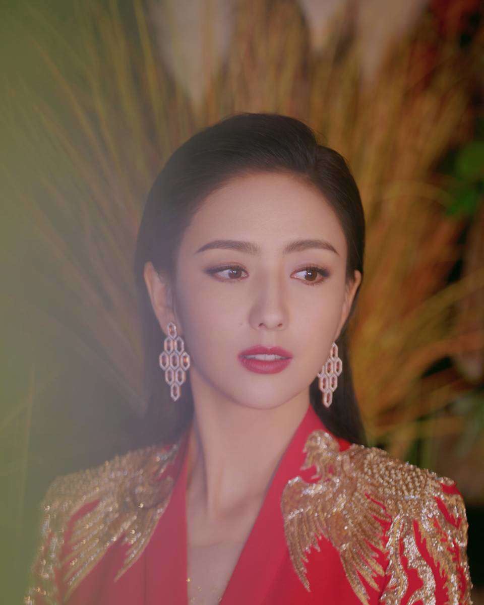 「佟丽娅」央视为何对佟丽娅钟情？春晚不算啥，看到人民大会堂素颜我明白了