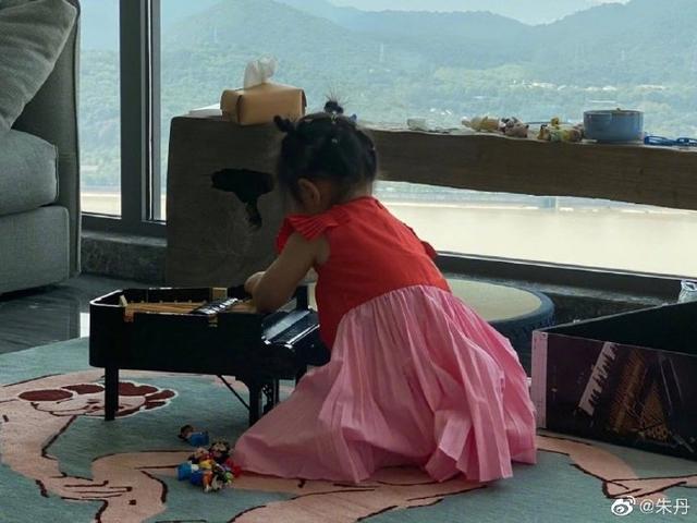 朱丹|朱丹带女儿拼乐高钢琴,身怀二胎仍四肢纤细,豪宅临江风景壮观