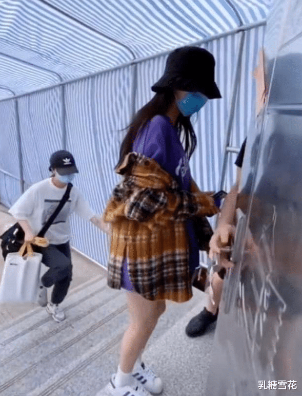 #杨幂#杨幂穿短裤上楼梯，被恶意镜头从底下拍摄，公司紧急发声明谴责