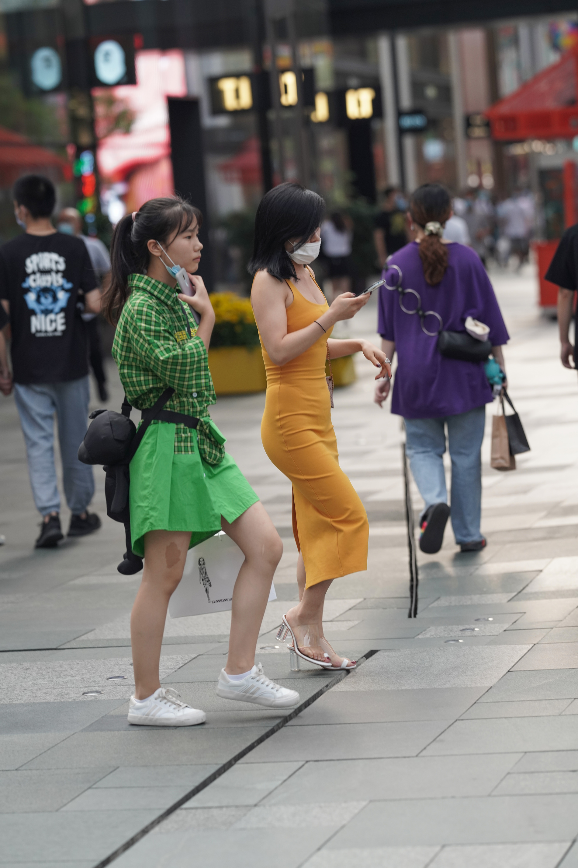 姐姐|姐姐不愧为时尚典范，黄色裙子穿出完美线条，真是一次视觉享受