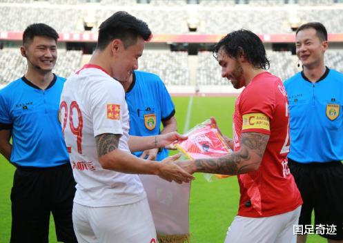 广州恒大▲脚下留情？郜林2回合面对恒大颗粒无收，26岁锋霸却2场狂轰3球