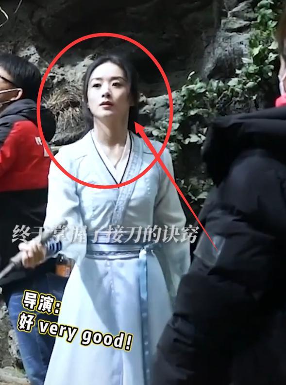 郑爽|赵丽颖片场休息被抓拍，离开十级美颜看清她生图下的脸，这才像33