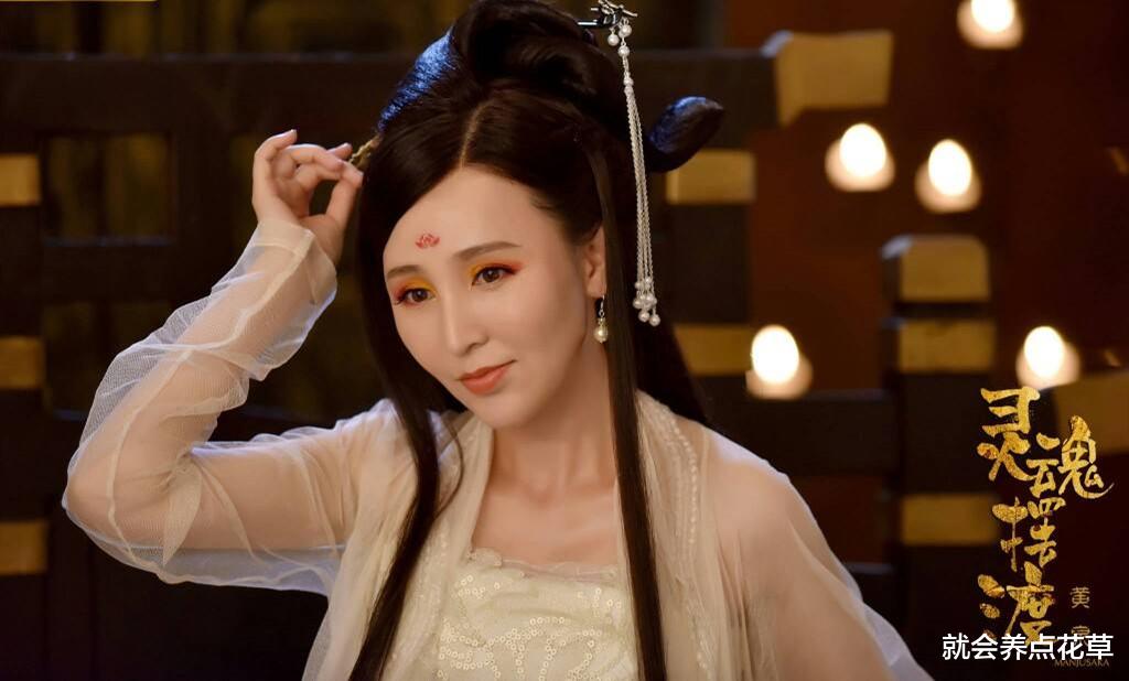 『岳丽娜』她19岁与导演私奔住地下室，摆摊生3胎才结婚，如今丈夫用7部剧捧她