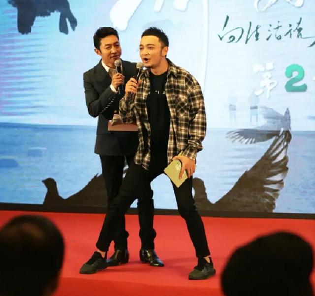 倪萍|49岁李亚鹏难逃中年发福！皱纹眼袋超抢眼，倪萍瘦身成功颜值真高