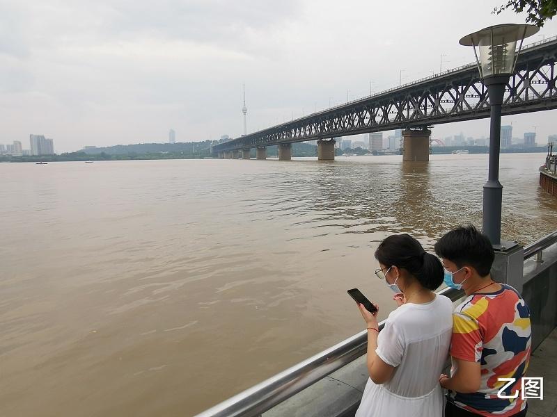 武汉|长江中下游多地水位破纪录，武汉市民聚集长江边看水情
