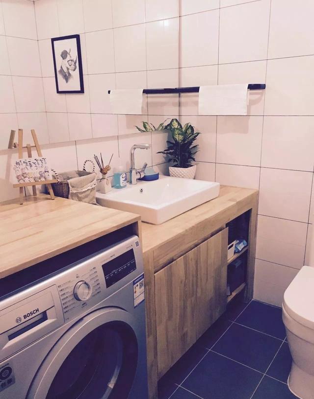 ：卫生间装修时，洗衣机挨着手盆放，不仅收纳翻倍连地漏都不用装了