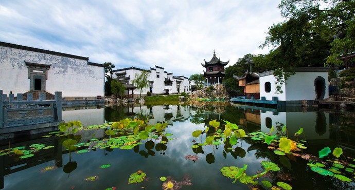 【】中国需要换装的景区，一进去像在拍戏，导游：不换买票都不能进！